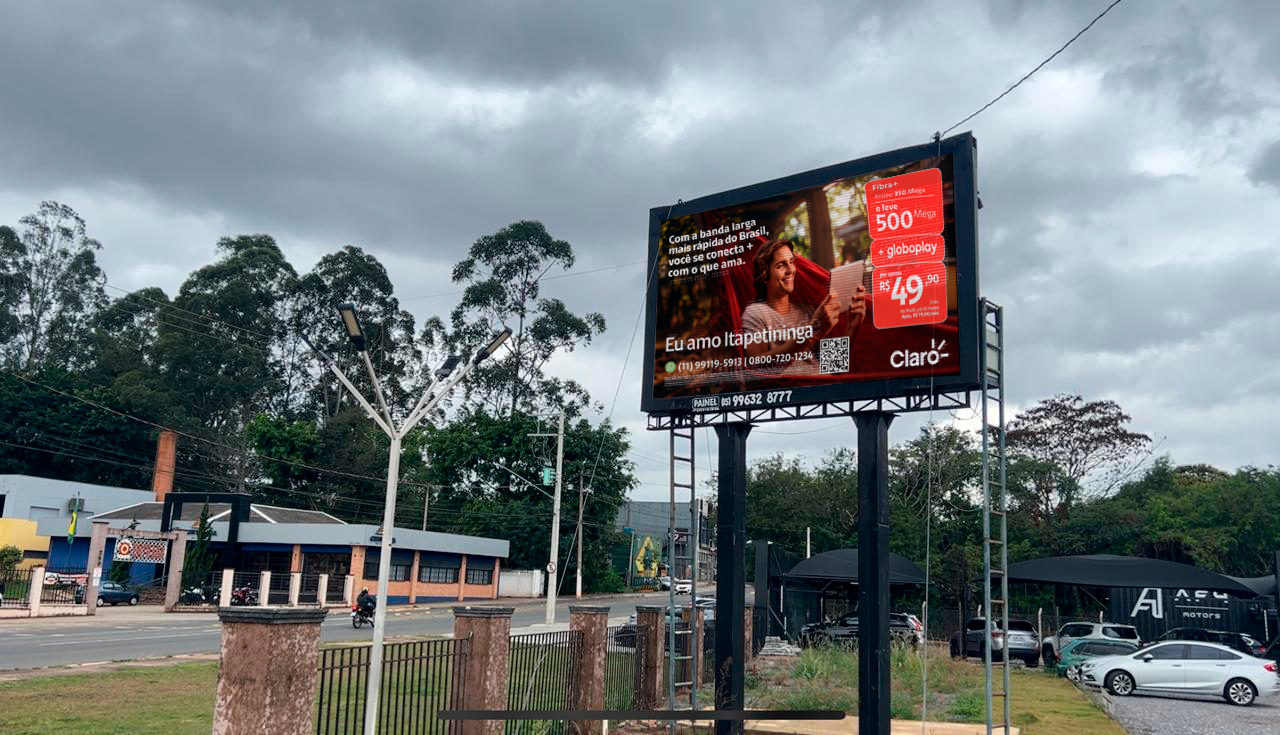 Painel de LED BR Painel com anúncio da Claro em Itapetininga