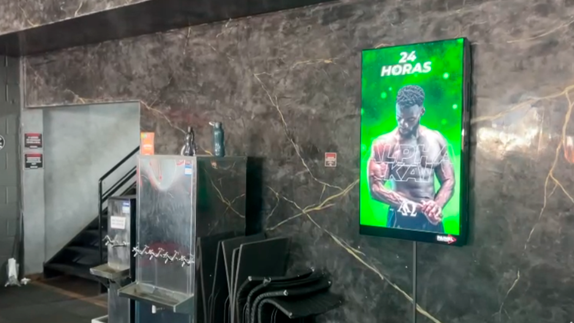 Tela indoor que ilustra o formato de painel de LED em shopping