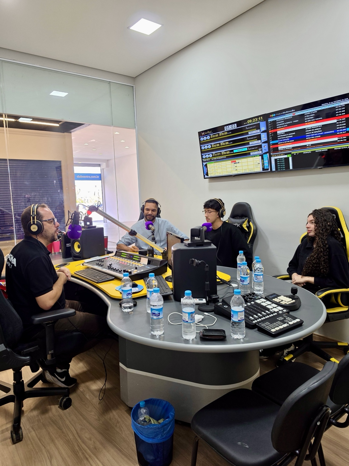 Grupo reunido na Nativa FM