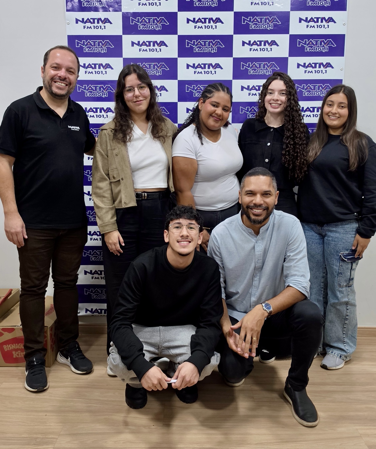 Estudantes da One Vision e parceiros na rádio