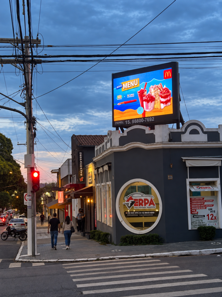 Painel de LED outdoor da BR Painel em esquina de Itapetininga ao entardecer