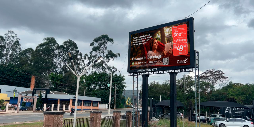 Painel de LED BR Painel com anúncio da Claro em Itapetininga